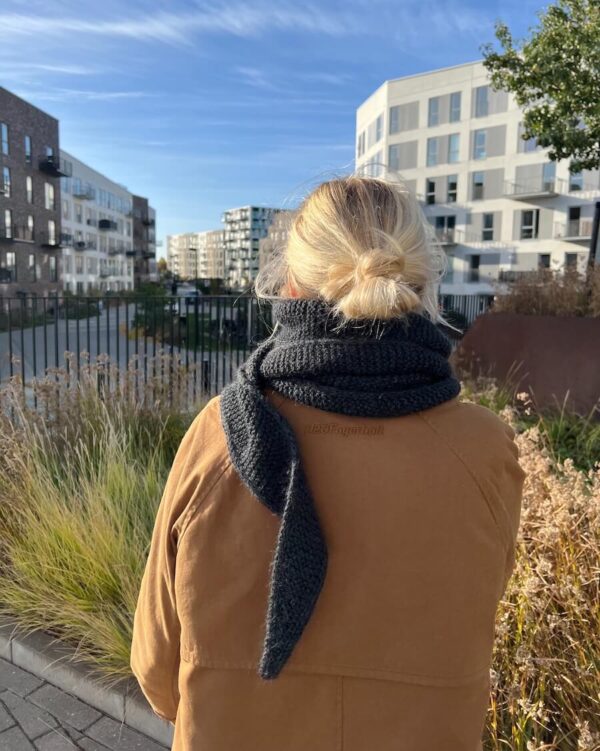 Sophie Shawl on neulottu Sandnes Garn Alpakka Ull -langan värillä 1088 hiilenharmaa.