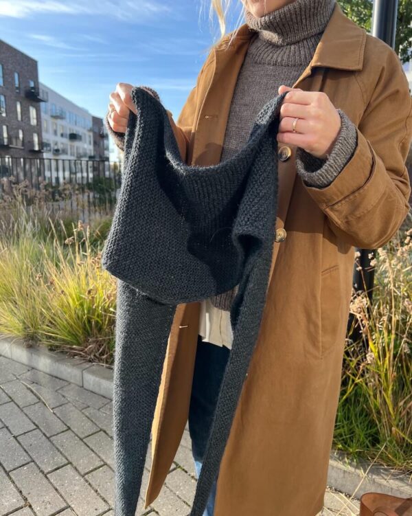 Sophie Shawl on neulottu Sandnes Garn Alpakka Ull -langan värillä 1088 hiilenharmaa.