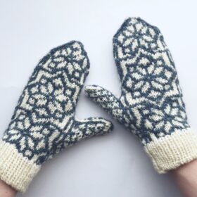 Mittens with selbu snowflake motif
