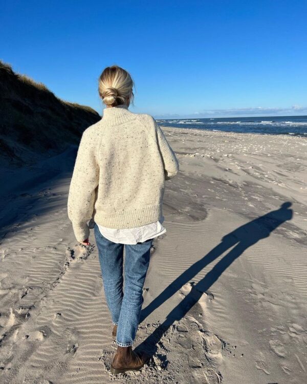 Louvre-pusero on neulottu Peer Gyntin värillä 2523 natur tweed.