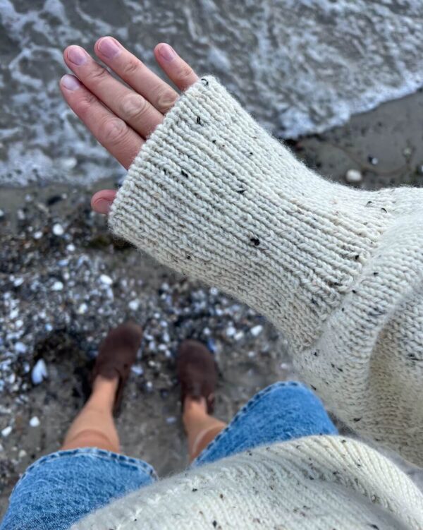 Louvre-pusero on neulottu Peer Gyntin värillä 2523 natur tweed.