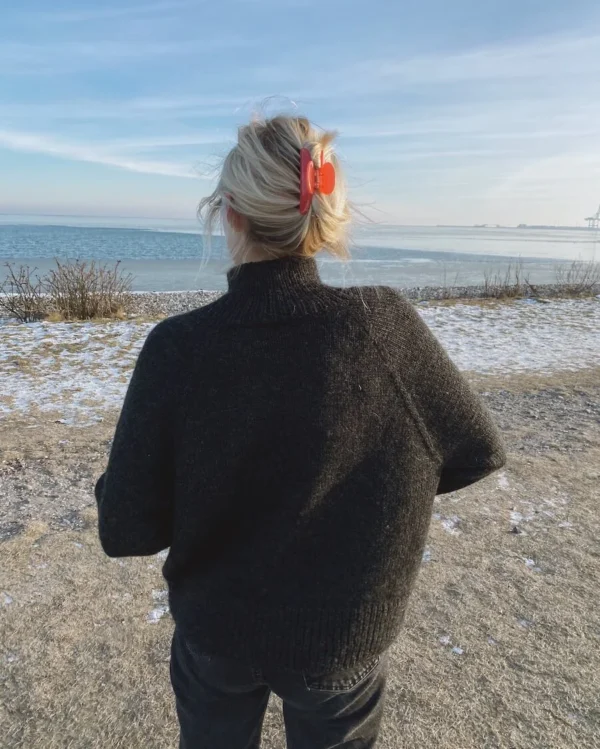 Harmaa Louvre-pusero on neulottu Sandnes Garn Peer Gynt -langan värillä 1088 meleerattu hiilenharmaa.