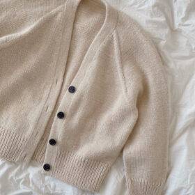 Champgane Cardigan on neulottu Sandnes Garn Double Sunday värissä 2511 PetiteKnit Almond sekä Tynn Silk Mohair värissä 1015 Kitti.