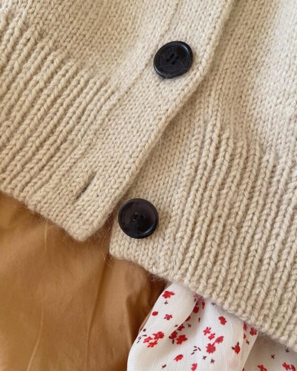 Champgane Cardigan on neulottu Sandnes Garn Double Sunday värissä 2511 PetiteKnit Almond sekä Tynn Silk Mohair värissä 1015 Kitti.