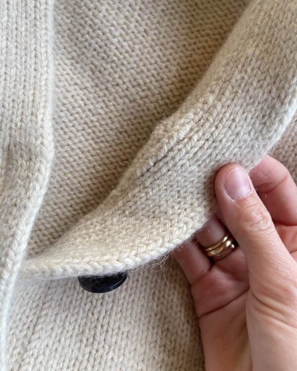 Champgane Cardigan on neulottu Sandnes Garn Double Sunday värissä 2511 PetiteKnit Almond sekä Tynn Silk Mohair värissä 1015 Kitti.