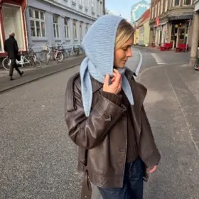 Sophie Hood on neulottu Sandnes Garnin Alpakka Ull -langan välillä 6032 sininen hortensia.