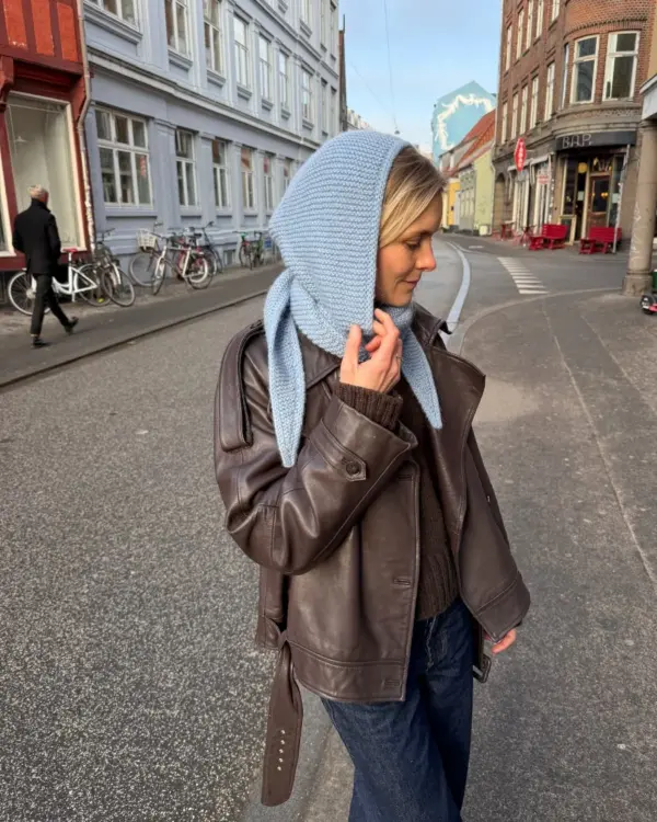 Sophie Hood on neulottu Sandnes Garnin Alpakka Ull -langan välillä 6032 sininen hortensia.