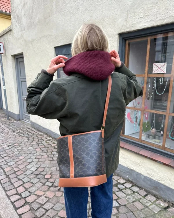 Burgundi Sophie Hood on neulottu Pascualin langoilla, jotka eivät valitettavasti kuulu valikoimiimme. Lähimpänä valikoimastamme on Sandnes Garn Alpakka Ull värissä 4372.