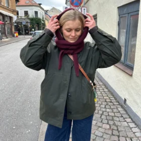 Burgundi Sophie Hood on neulottu Pascualin langoilla, jotka eivät valitettavasti kuulu valikoimiimme. Lähimpänä valikoimastamme on Sandnes Garn Alpakka Ull värissä 4372.
