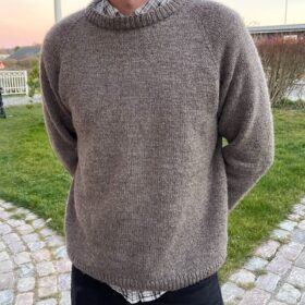 Hanstholm Sweater on neulottu Sandnes Garn Peer Gyntin värillä 2652 Meleerattu keskiruskea.