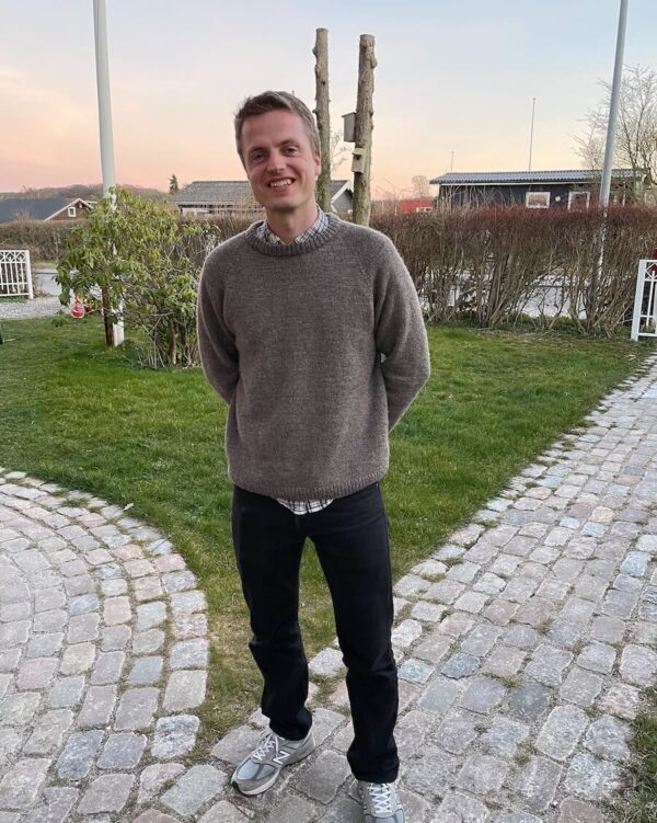 Hanstholm Sweater on neulottu Sandnes Garn Peer Gyntin värillä 2652 Meleerattu keskiruskea.