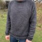 Hanstholm Sweater on neulottu Peer Gynt värillä 1088 Meleerattu hiilenharmaa.