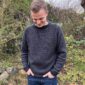 Hanstholm Sweater on neulottu Peer Gynt värillä 1088 Meleerattu hiilenharmaa.