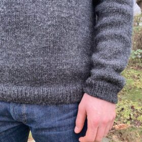 Hanstholm Sweater on neulottu Peer Gynt värillä 1088 Meleerattu hiilenharmaa.