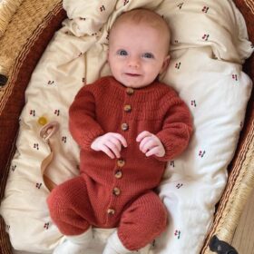 Anker's Onesie on neulottu Sandnes Garn Sunday värillä 3536 Tiili. Väri on valitettavasti poistunut, mutta nykyisestä valikoimasta lähimpänä on väri 3554 Ruoste.