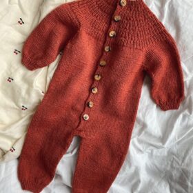 Anker's Onesie on neulottu Sandnes Garn Sunday värillä 3536 Tiili. Väri on valitettavasti poistunut, mutta nykyisestä valikoimasta lähimpänä on väri 3554 Ruoste.