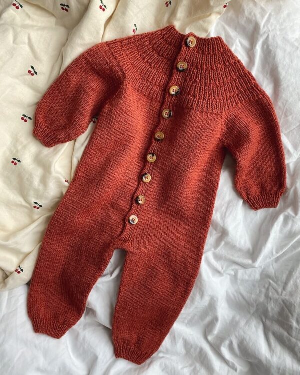 Anker's Onesie on neulottu Sandnes Garn Sunday värillä 3536 Tiili. Väri on valitettavasti poistunut, mutta nykyisestä valikoimasta lähimpänä on väri 3554 Ruoste. Anker's Onesie on neulottu Sandnes Garn Sunday värillä 3536 Tiili. Väri on valitettavasti poistunut, mutta nykyisestä valikoimasta lähimpänä on väri 3554 Ruoste.