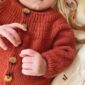 Anker's Onesie on neulottu Sandnes Garn Sunday värillä 3536 Tiili. Väri on valitettavasti poistunut, mutta nykyisestä valikoimasta lähimpänä on väri 3554 Ruoste.