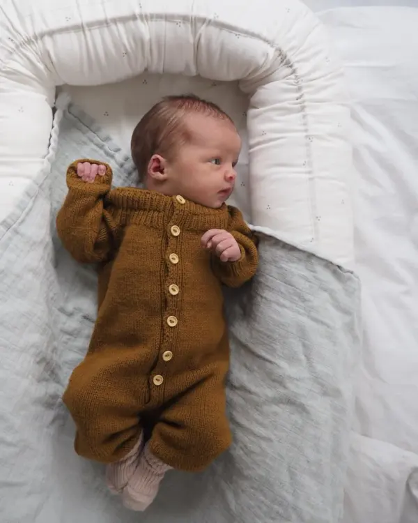 ankersonesie_fAnker's Onesie on neulottu Knitting for Olive Merinolla värissä Dark Ocher Anker's Onesie on neulottu Knitting for Olive Merinolla värillä Dark Ocher