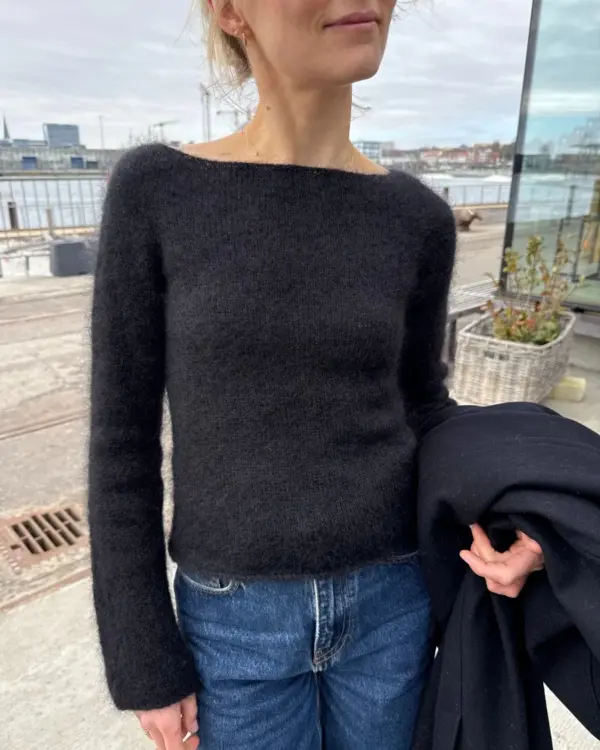 Bea blouse on neulottu Brushed Lace by Mohair by Canard lankoilla värissä Sort, jotka eivät valitettavasti kuulu valikoimaamme. Lähimpänä valikoimastamme on Sandnes Garn Tynn Silk Mohair värissä 1099 ja Knitting For Olive Soft Silk Mohair värissä Licorice. Bea blouse on neulottu Brushed Lace by Mohair by Canard lankoilla värissä Sort, jotka eivät valitettavasti kuulu valikoimaamme. Lähimpänä valikoimastamme on Sandnes Garn Tynn Silk Mohair värissä 1099 ja Knitting For Olive Soft Silk Mohair värissä Licorice.