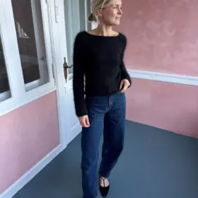 Bea blouse on neulottu Brushed Lace by Mohair by Canard lankoilla värissä Sort, jotka eivät valitettavasti kuulu valikoimaamme.. Lähimpänä valikoimastamme on Sandnes Garn Tynn Silk Mohair värissä 1099 ja Knitting For Olive Soft Silk Mohair värissä Licorice.