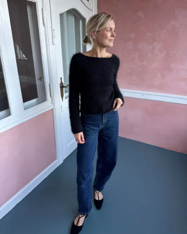 Bea blouse on neulottu Brushed Lace by Mohair by Canard lankoilla värissä Sort, jotka eivät valitettavasti kuulu valikoimaamme.. Lähimpänä valikoimastamme on Sandnes Garn Tynn Silk Mohair värissä 1099 ja Knitting For Olive Soft Silk Mohair värissä Licorice.