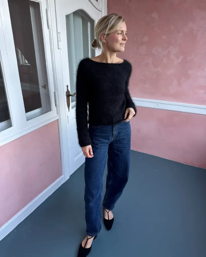 Bea blouse on neulottu Brushed Lace by Mohair by Canard lankoilla värissä Sort, jotka eivät valitettavasti kuulu valikoimaamme.. Lähimpänä valikoimastamme on Sandnes Garn Tynn Silk Mohair värissä 1099 ja Knitting For Olive Soft Silk Mohair värissä Licorice.
