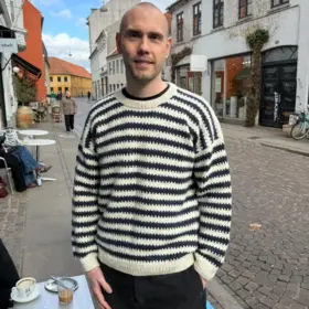 Otto Sweater on neulottu Sandnes Garnin Atlas langalla, joka ei valitettavasti kuulu valikoimaamme. Lähimpänä valikoimastamme on Sandnes Garn Peer Gynt väreissä 1012 ja 6082.