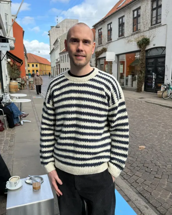 Otto Sweater on neulottu Sandnes Garnin Atlas langalla, joka ei valitettavasti kuulu valikoimaamme. Lähimpänä valikoimastamme on Sandnes Garn Peer Gynt väreissä 1012 ja 6082.