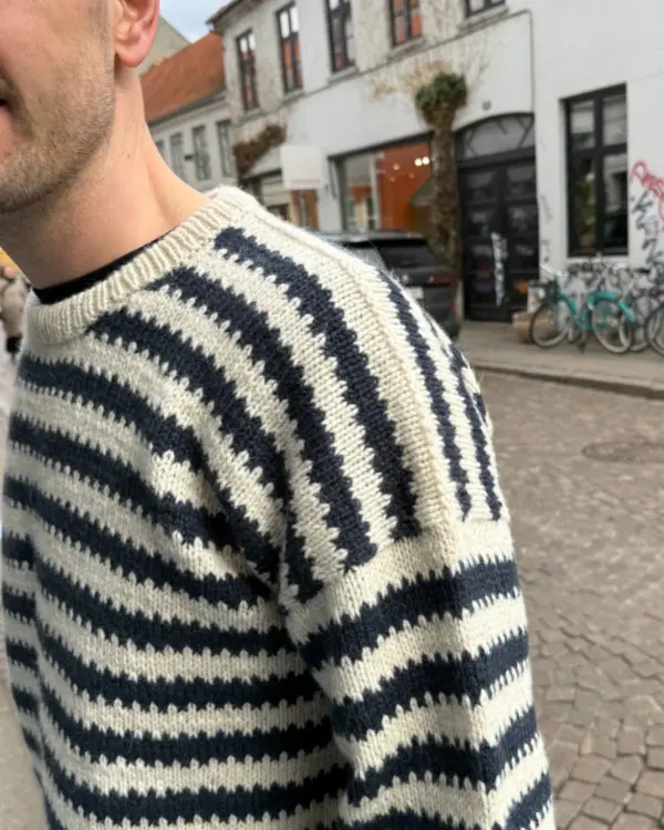 Otto Sweater on neulottu Sandnes Garnin Atlas langalla, joka ei valitettavasti kuulu valikoimaamme. Lähimpänä valikoimastamme on Sandnes Garn Peer Gynt väreissä 1012 ja 6082. Otto Sweater on neulottu Sandnes Garnin Atlas langalla, joka ei valitettavasti kuulu valikoimaamme. Lähimpänä valikoimastamme on Sandnes Garn Peer Gynt väreissä 1012 ja 6082.