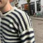 Otto Sweater on neulottu Sandnes Garnin Atlas langalla, joka ei valitettavasti kuulu valikoimaamme. Lähimpänä valikoimastamme on Sandnes Garn Peer Gynt väreissä 1012 ja 6082.