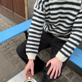 Otto Sweater on neulottu Sandnes Garnin Atlas langalla, joka ei valitettavasti kuulu valikoimaamme. Lähimpänä valikoimastamme on Sandnes Garn Peer Gynt väreissä 1012 ja 6082.