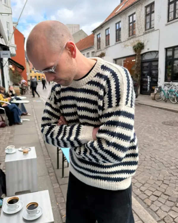 Otto Sweater on neulottu Sandnes Garnin Atlas langalla, joka ei valitettavasti kuulu valikoimaamme. Lähimpänä valikoimastamme on Sandnes Garn Peer Gynt väreissä 1012 ja 6082. Otto Sweater on neulottu Sandnes Garnin Atlas langalla, joka ei valitettavasti kuulu valikoimaamme. Lähimpänä valikoimastamme on Sandnes Garn Peer Gynt väreissä 1012 ja 6082.