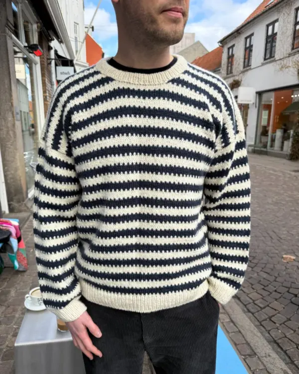 Otto Sweater on neulottu Sandnes Garnin Atlas langalla, joka ei valitettavasti kuulu valikoimaamme. Lähimpänä valikoimastamme on Sandnes Garn Peer Gynt väreissä 1012 ja 6082. Otto Sweater on neulottu Sandnes Garnin Atlas langalla, joka ei valitettavasti kuulu valikoimaamme. Lähimpänä valikoimastamme on Sandnes Garn Peer Gynt väreissä 1012 ja 6082.