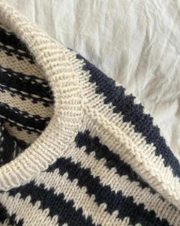 Otto Sweater on neulottu Sandnes Garnin Atlas langalla, joka ei valitettavasti kuulu valikoimaamme. Lähimpänä valikoimastamme on Sandnes Garn Peer Gynt väreissä 1012 ja 6082. Otto Sweater on neulottu Sandnes Garnin Atlas langalla, joka ei valitettavasti kuulu valikoimaamme. Lähimpänä valikoimastamme on Sandnes Garn Peer Gynt väreissä 1012 ja 6082.