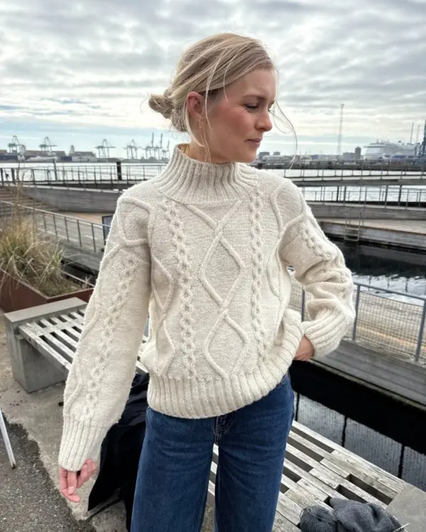 Saga Sweater on neulottu Sandnes Garn Atlas langalla, joka ei valitettavasti kuulu valikoimaamme. Lähimpänä valikoimastamme on Sandnes Garnin Peer Gynt värissä 1012.