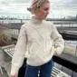Saga Sweater on neulottu Sandnes Garn Atlas langalla, joka ei valitettavasti kuulu valikoimaamme. Lähimpänä valikoimastamme on Sandnes Garnin Peer Gynt värissä 1012.