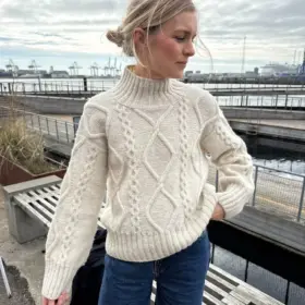 Saga Sweater on neulottu Sandnes Garn Atlas langalla, joka ei valitettavasti kuulu valikoimaamme. Lähimpänä valikoimastamme on Sandnes Garnin Peer Gynt värissä 1012.