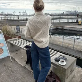Saga Sweater on neulottu Sandnes Garn Atlas langalla, joka ei valitettavasti kuulu valikoimaamme. Lähimpänä valikoimastamme on Sandnes Garnin Peer Gynt värissä 1012. Saga Sweater on neulottu Sandnes Garn Atlas langalla, joka ei valitettavasti kuulu valikoimaamme. Lähimpänä valikoimastamme on Sandnes Garnin Peer Gynt värissä 1012.