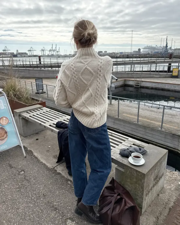 Saga Sweater on neulottu Sandnes Garn Atlas langalla, joka ei valitettavasti kuulu valikoimaamme. Lähimpänä valikoimastamme on Sandnes Garnin Peer Gynt värissä 1012. Saga Sweater on neulottu Sandnes Garn Atlas langalla, joka ei valitettavasti kuulu valikoimaamme. Lähimpänä valikoimastamme on Sandnes Garnin Peer Gynt värissä 1012.