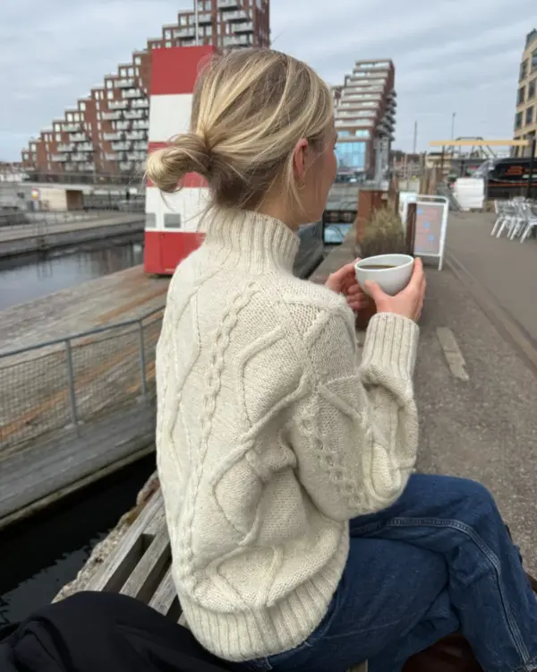 Saga Sweater on neulottu Sandnes Garn Atlas langalla, joka ei valitettavasti kuulu valikoimaamme. Lähimpänä valikoimastamme on Sandnes Garnin Peer Gynt värissä 1012. Saga Sweater on neulottu Sandnes Garn Atlas langalla, joka ei valitettavasti kuulu valikoimaamme. Lähimpänä valikoimastamme on Sandnes Garnin Peer Gynt värissä 1012.