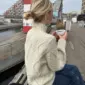 Saga Sweater on neulottu Sandnes Garn Atlas langalla, joka ei valitettavasti kuulu valikoimaamme. Lähimpänä valikoimastamme on Sandnes Garnin Peer Gynt värissä 1012.