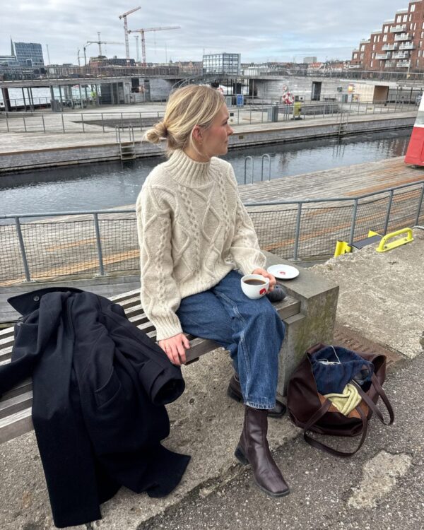 Saga Sweater on neulottu Sandnes Garn Atlas langalla, joka ei valitettavasti kuulu valikoimaamme. Lähimpänä valikoimastamme on Sandnes Garnin Peer Gynt värissä 1012. Saga Sweater on neulottu Sandnes Garn Atlas langalla, joka ei valitettavasti kuulu valikoimaamme. Lähimpänä valikoimastamme on Sandnes Garnin Peer Gynt värissä 1012.