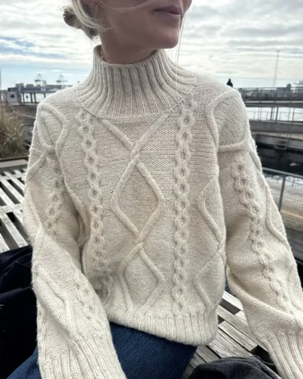 Saga Sweater on neulottu Sandnes Garn Atlas langalla, joka ei valitettavasti kuulu valikoimaamme. Lähimpänä valikoimastamme on Sandnes Garnin Peer Gynt värissä 1012. Saga Sweater on neulottu Sandnes Garn Atlas langalla, joka ei valitettavasti kuulu valikoimaamme. Lähimpänä valikoimastamme on Sandnes Garnin Peer Gynt värissä 1012.