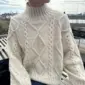 Saga Sweater on neulottu Sandnes Garn Atlas langalla, joka ei valitettavasti kuulu valikoimaamme. Lähimpänä valikoimastamme on Sandnes Garnin Peer Gynt värissä 1012.