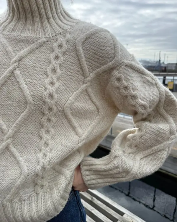 Saga Sweater on neulottu Sandnes Garn Atlas langalla, joka ei valitettavasti kuulu valikoimaamme. Lähimpänä valikoimastamme on Sandnes Garnin Peer Gynt värissä 1012. Saga Sweater on neulottu Sandnes Garn Atlas langalla, joka ei valitettavasti kuulu valikoimaamme. Lähimpänä valikoimastamme on Sandnes Garnin Peer Gynt värissä 1012.