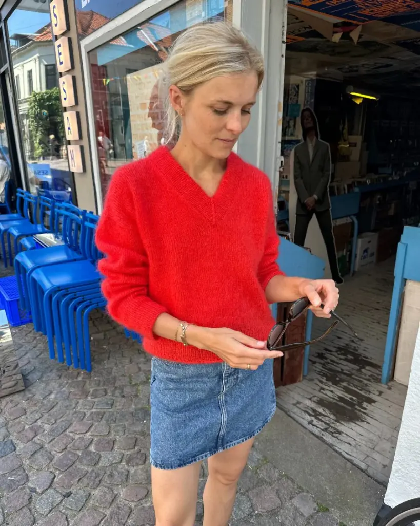 Kuvissa oleva punainen pusero on neulottu Sandnes Garn Tynn Silk Mohairin värillä 4008 Poppy. Väri on valitettavasti poistunut, mutta lähimpänä nykyisestä valikoimasta on väri 4018 Kirkas punainen.