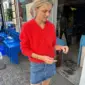 Kuvissa oleva punainen pusero on neulottu Sandnes Garn Tynn Silk Mohairin värillä 4008 Poppy. Väri on valitettavasti poistunut, mutta lähimpänä nykyisestä valikoimasta on väri 4018 Kirkas punainen.