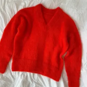 Kuvissa oleva punainen pusero on neulottu Sandnes Garn Tynn Silk Mohairin värillä 4008 Poppy. Väri on valitettavasti poistunut, mutta lähimpänä nykyisestä valikoimasta on väri 4018 Kirkas punainen. Kuvissa oleva punainen pusero on neulottu Sandnes Garn Tynn Silk Mohairin värillä 4008 Poppy. Väri on valitettavasti poistunut, mutta lähimpänä nykyisestä valikoimasta on väri 4018 Kirkas punainen.