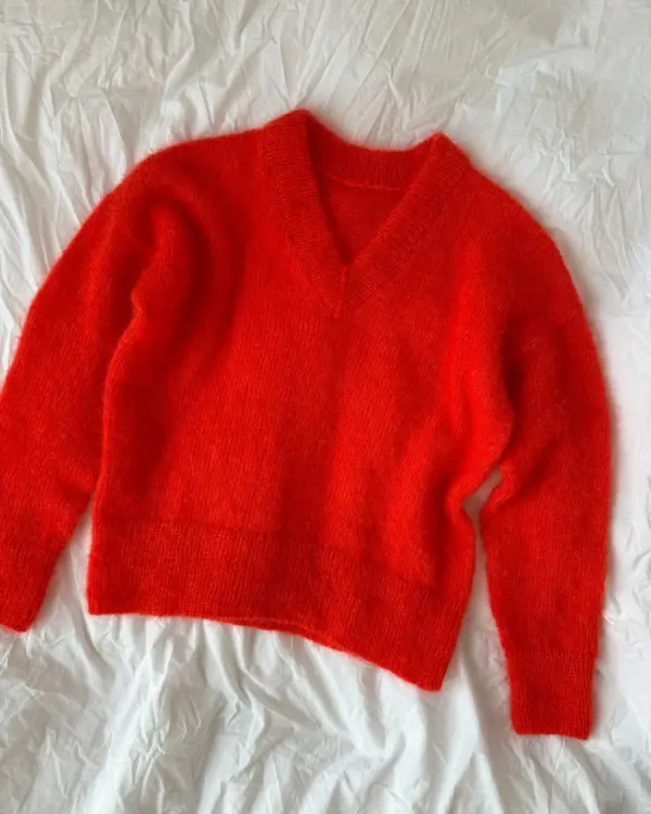 Kuvissa oleva punainen pusero on neulottu Sandnes Garn Tynn Silk Mohairin värillä 4008 Poppy. Väri on valitettavasti poistunut, mutta lähimpänä nykyisestä valikoimasta on väri 4018 Kirkas punainen. Kuvissa oleva punainen pusero on neulottu Sandnes Garn Tynn Silk Mohairin värillä 4008 Poppy. Väri on valitettavasti poistunut, mutta lähimpänä nykyisestä valikoimasta on väri 4018 Kirkas punainen.